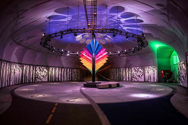 bunte Sonnenuhr mitten im Velotunnel zwischen Fyllingsdale und Minde im norwegischen Bergen.