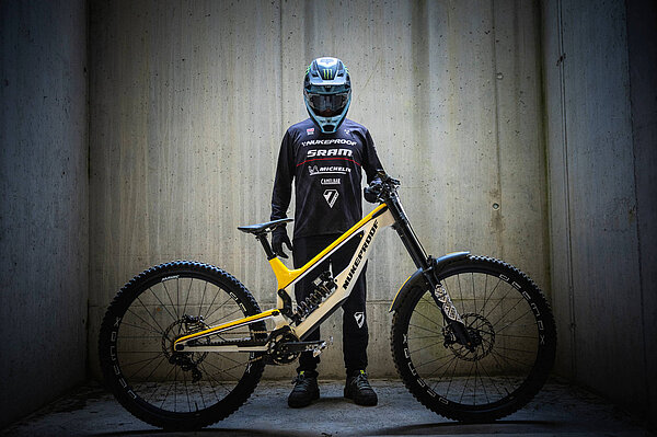 Ob bei Downhill- oder zuletzt Enduro-Rennen: Der Australier Sam Hill
diente lange als Werksfahrer und Aushängeschild von Nukeproof. Sam Hill mit Downhill-Bike von Nukeproof.