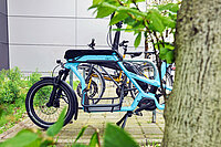 Ca Go CS E-Lastenrad. Ein blaues Cargobike auf einem Parkplatz.