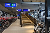 Anhand digitaler Anzeigen kann ein freier Veloparkplatz einfach gefunden werden.