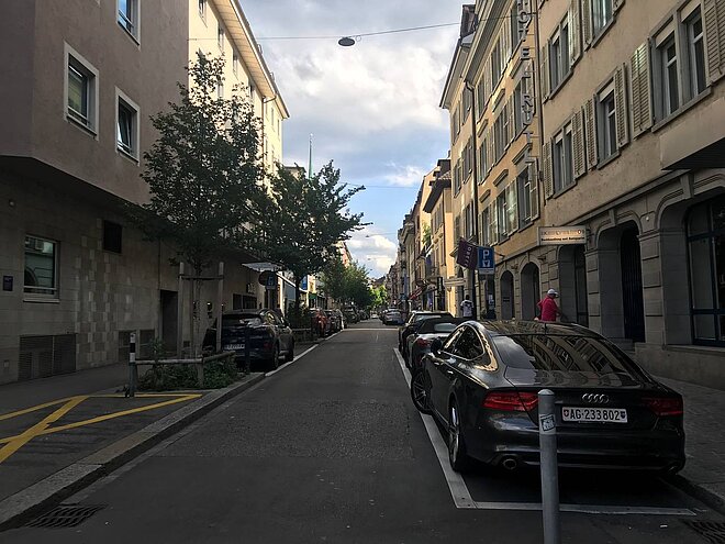 In welchem Verhältnis steht das Bedürfnis nach Parkplätzen und jenes nach sicheren Velorouten? Viele Strassen sind vollgestellt mit Autos.