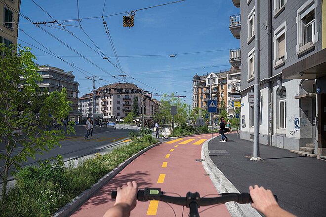 Fahrradweg mit roter Fahrbahn.