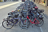 Abgestellte Velos und E-Bikes.