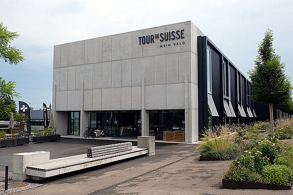 Tour de Suisse hat ab April 2023 zwei CEOs. Graues Firmengebäude von aussen.