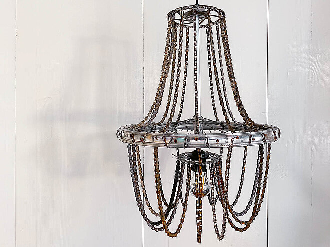 Kronleuchter aus alten Veloteilen wie Veloketten und Ritzel