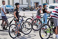 Velofahrende Jugendliche in Köniz