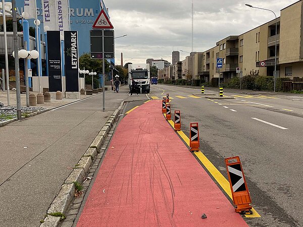 Veloweg mit Leitbaken 