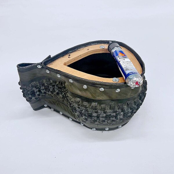 Vogelhaus mit Hülle aus Fahrradreifen.