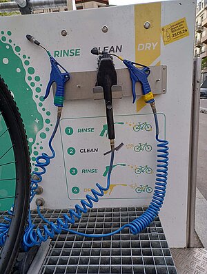 An der Station b putz man das Velo mit drei verscheidenen Düsen.