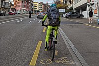Die Grenzen der Unfallstatistik am Beispiel des Velos. Radfahrer mit gelber Kleidung auf einem Radstreifen. 