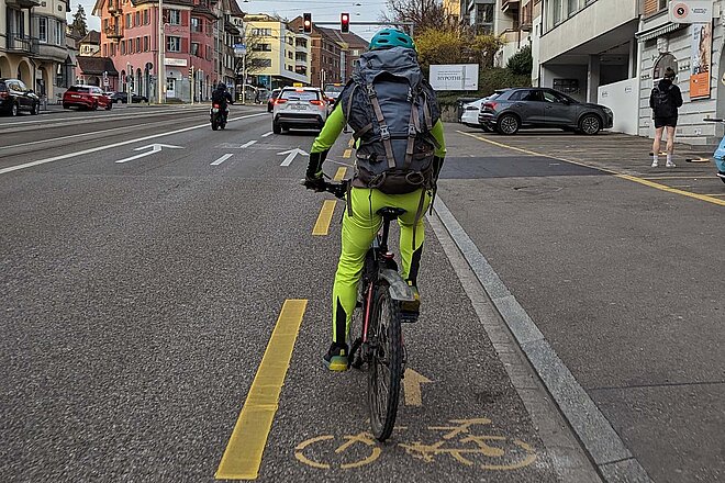 Die Grenzen der Unfallstatistik am Beispiel des Velos. Radfahrer mit gelber Kleidung auf einem Radstreifen. 