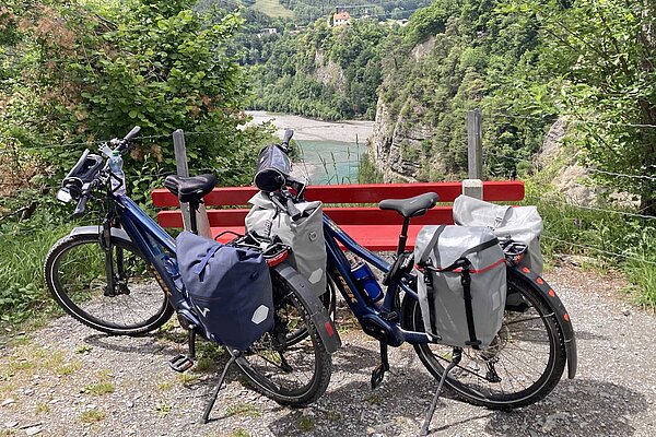 Fahrräder an einer Parkbank in der Rheinschlucht.
