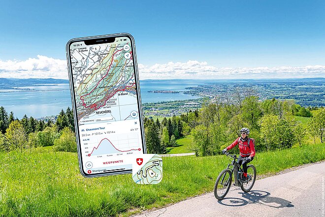 Eine Radfahrerin auf eine Landstrasse.