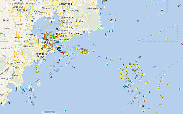Karte, die die Position von Schiffen auf dem Meer zeigt