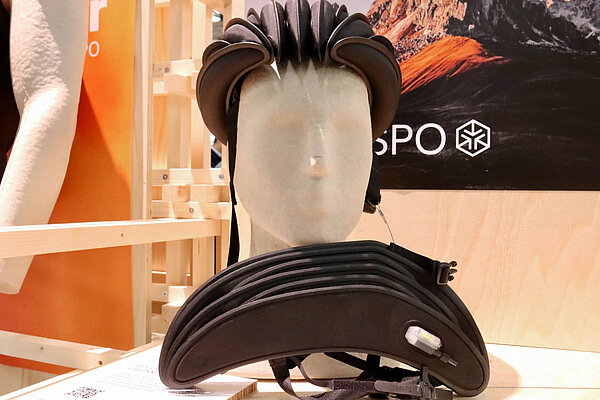 ventete Helm faltbar und aufblasbar auf Kopf in Ausstellungsraukm präsentiert