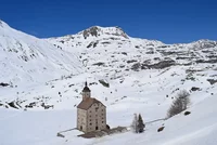 Kirche auf dem Simplonpass im Schnee.