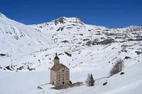 Kirche auf dem Simplonpass im Schnee.