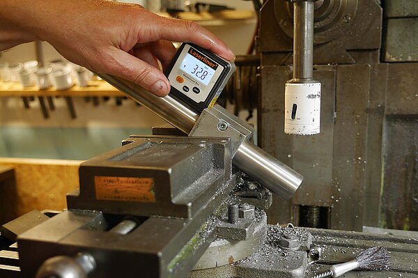 Ein Messgerät wird an einen Fahrradrahmen gehalten.