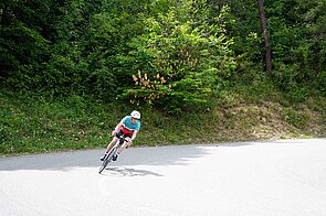Mit neuem Tricot fährt es sich besser in den Kurven.