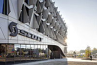 Scott erhält grosses Darlehen aus Korea. Glasfassade eines Gebäudes.