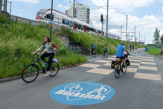 Der Kanton Luzern schafft eine neue Grundlage für die Velonetzplanung. Breiter Radweg in Luzern.