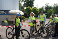 Auch Karin Rykart und Filippo Leutenegger tragen gelbe Leuchtwesten.