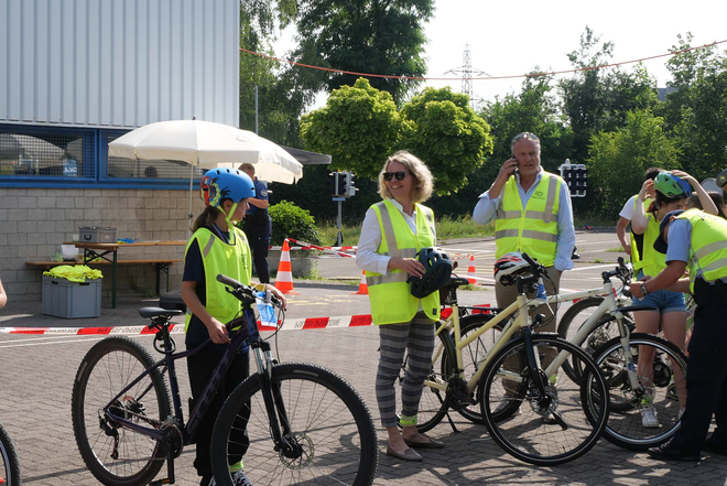 Auch Karin Rykart und Filippo Leutenegger tragen gelbe Leuchtwesten.