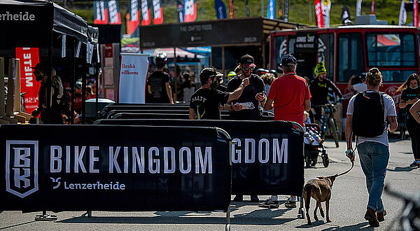 Menschen stehen Schlange vor dem Eingangsbereich eines Bike-Festivals
