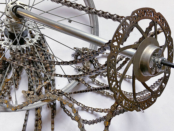 Teile vom Velokettenkronleuchter werden zusammengefügt