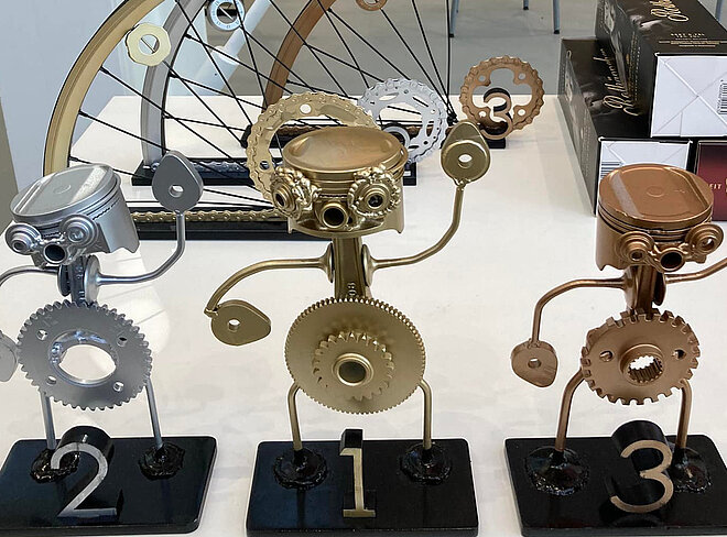 Pokale die aus Fahrradteilen gemacht sind