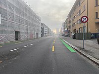 Die Velovorzugsroute auf der Baslerstrasse wurde mit einem grünen Balken markiert.