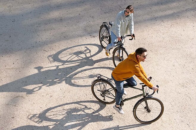 Zwei Personen sitzen auf Velos