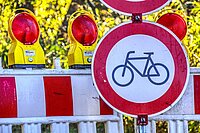Baustellenschranke mit Veloverbotschild