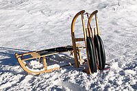 Zwei Davoserschlitten stehen im Schnee