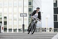 Mann mit Bart auf E-Bike