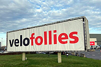 Werbetafel für die Velofollies-Messe in Kortrijk.