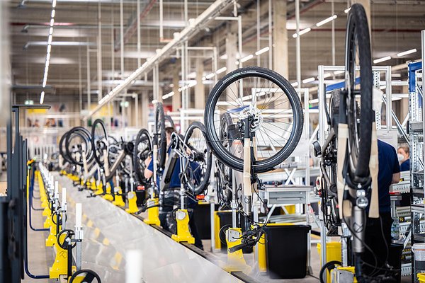 Pon Bike baut die Veloproduktion in Europa aus. In einer Fabrik rollen Fahrräder über ein Laufband. 