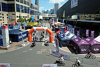 Festivalstände stehen auf einem Messeplatz.