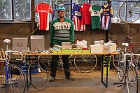 Der Luzerner Veloteile-Flohmarkt findet am 11. November statt. Ein Mann steht hinter einem Tisch auf dem viele Fahrradteile liegen.
