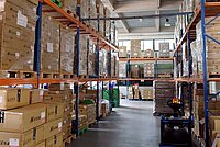 Warum sind die Lager der Velohändler voll. Lagerhalle mit Hochlagern.