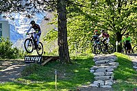 Bike-Skillspark Lintharena. Ein Mountainbiker fährt durch einen Bikepark.