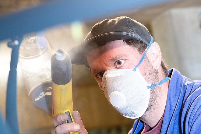 Eine Person mit Atemschutzmaske.