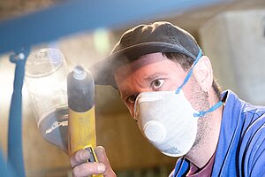 Eine Person mit Atemschutzmaske.