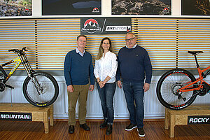 Rocky Mountain ist insolvent. Drei Personen stehen neben Mountainbikes der Marke Rocky Mountain.