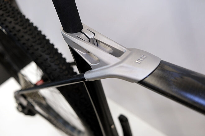 Nahaufnahme des Oberrohrs eines Fahrrads. 