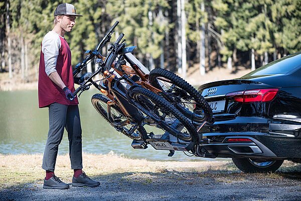 Heckträger «Almada Work-E» von XLC. Heckträger mit Mountainbikes an einem Auto.