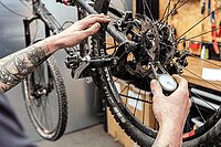 Einstiegskurs für Velowerkstatt-Mitarbeitende. Neue Daten verfügbar. Eine Person misst die Dicke einer Bremsscheibe am Fahrrad.