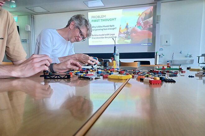 Im Rahmen des Hacks kreieren konzentrierte Teilnehmer mit Hilfe von Lego neue Ideen.