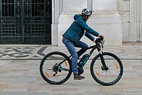 Frau auf einem E-Bike