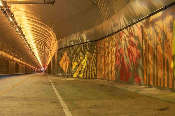 Tunnel mit grafischn Graffiti